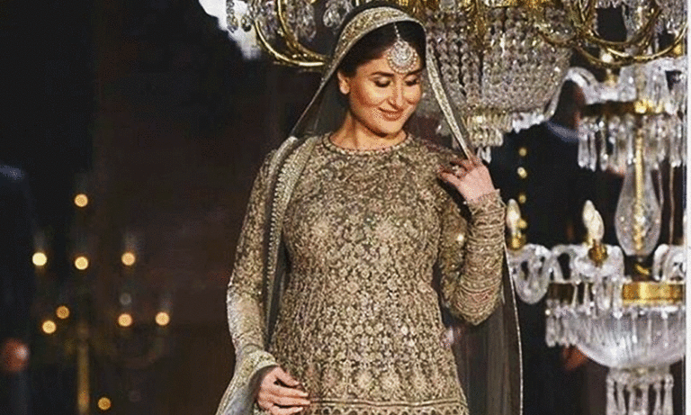 8 Bollywood Divas Who Showed Off Their Baby Bumps