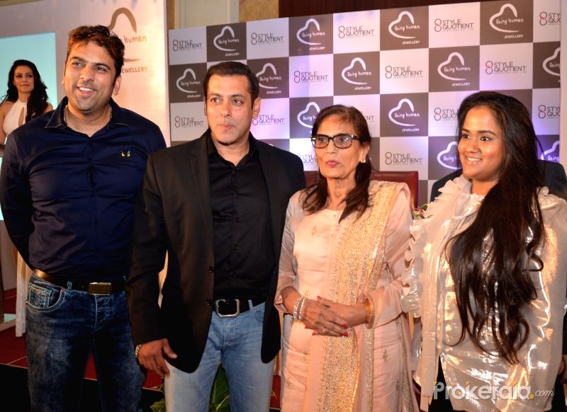 actor-salman-khan-and-his-sister-arpita-khan