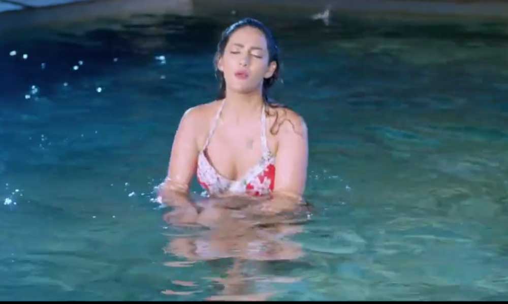 Mathira-in-swimming-pool