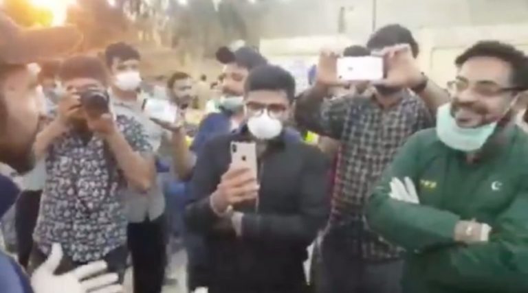 Sarfaraz Ahmed reciting Naat with Aamir Liaquat at JDC Ration distribution centre