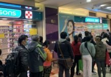 Coronavirus spreads continues as people rush to malls in Karachi Coronavirus spreads continues as people rush to malls in Karachi