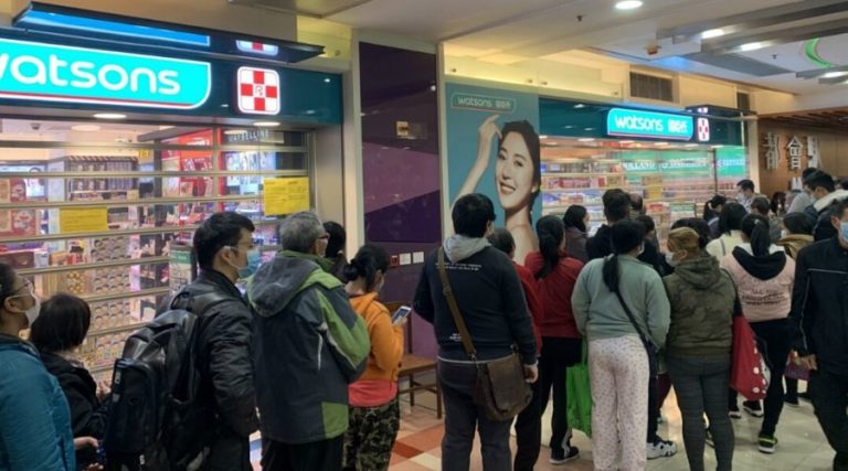 Coronavirus spreads continues as people rush to malls in Karachi