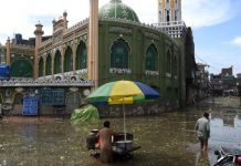 Heavy Monsoon rain in Lahore, Twitter stacks up with “Sinking Lahore” videos Heavy Monsoon rain in Lahore, Twitter stacks up with "Sinking Lahore" videos