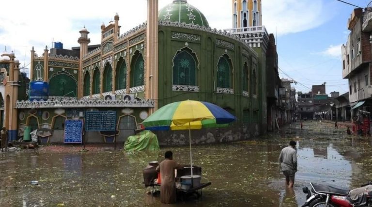 Heavy Monsoon rain in Lahore, Twitter stacks up with “Sinking Lahore” videos