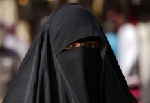 Naked Man, Wearing Burqa Trashed for Harassing Women in Karachi Naked Man, Wearing Burqa Trashed for Harassing Women in Karachi