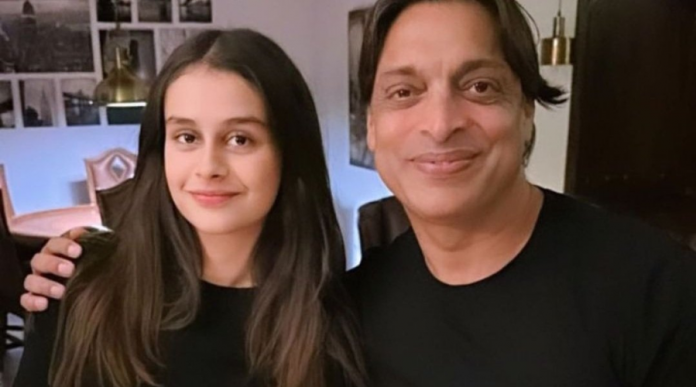 shoaib akhtar with daughter